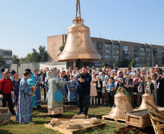 Подъем главных колоколов на Свято-Троицкий кафедральный собор
