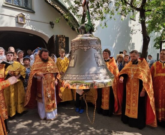 Освящение колокола, отлитого на заводе Андрея Дьячкова для Храма Святителя Петра, г.Санкт-Петербург